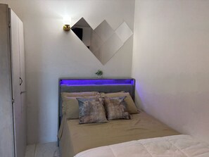 1 bedroom, iron/ironing board, WiFi, bed sheets - Cozy studio in amazing Saint John's with WIFI, AC, short walk to the beach. (Saint John's)
