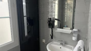 Deluxe Double Room, City View | Bathroom