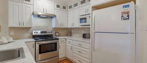 冷蔵庫、電子レンジ、オーブン、コンロ