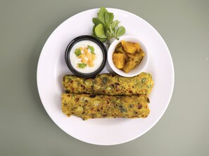 Daily cooked-to-order breakfast (INR 400 per person)