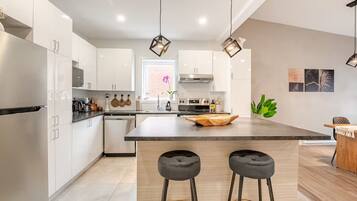 Micro-ondes, four, plaque de cuisson, lave-vaisselle