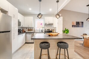 Mikrowelle, Ofen, Herdplatte, Geschirrspüler