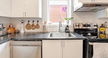 Bohemian Appartement 2-bedroom - Free Parking - Pet Friendly