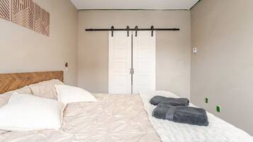 2 bedrooms, iron/ironing board, WiFi, bed sheets