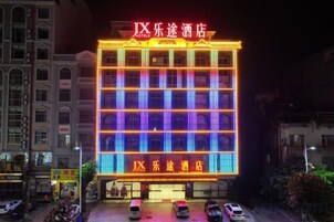Un edificio de hotel con varios pisos y una fachada muy iluminada.
