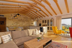 Smart-tv, tv-spel, bordsfotboll och ett bordtennisbord