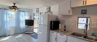  1-bedroom Lakefront cottage with WiFi and AC 5 min to gorgeous Fort Myers Beach