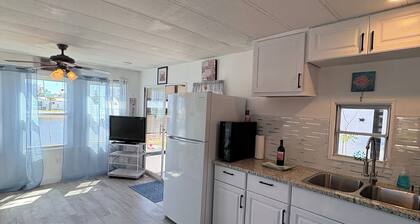 1-bedroom Lakefront cottage with WiFi and AC 5 min to gorgeous Fort Myers Beach