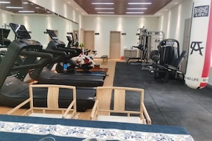 Kuntosali, jossa on juoksumattoja, kuntopyöriä ja painonnostolaitteita.