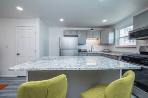 Private kitchen - Newly Renovated Carnegie Melon (Carnegie)