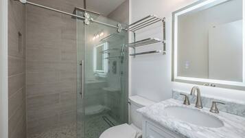 Hiustenkuivaaja, pyyhkeet, saippua, vessapaperi