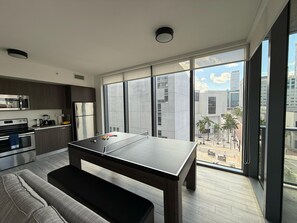 Refrigerador, microondas, horno, placa de cocina