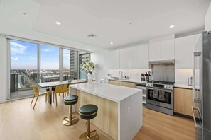 Apartamento (3 Bedrooms) | Cocina privada | Frigorífico, microondas, horno y lavavajillas