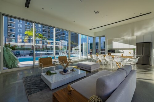 @marbella Lane - Chic 2BR Penthouse w/ Ocean Views