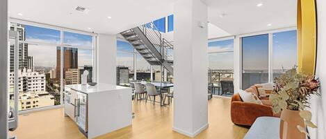 Apartemen (2 Bedrooms) | Area keluarga | Televisi layar datar 43-inci dengan saluran TV kabel