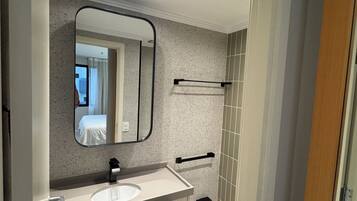 Chuveiro, secador de cabelo, toalhas de banho, sabonete