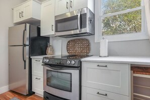 Een koelkast, een microgolfoven, een oven, een kookplaat