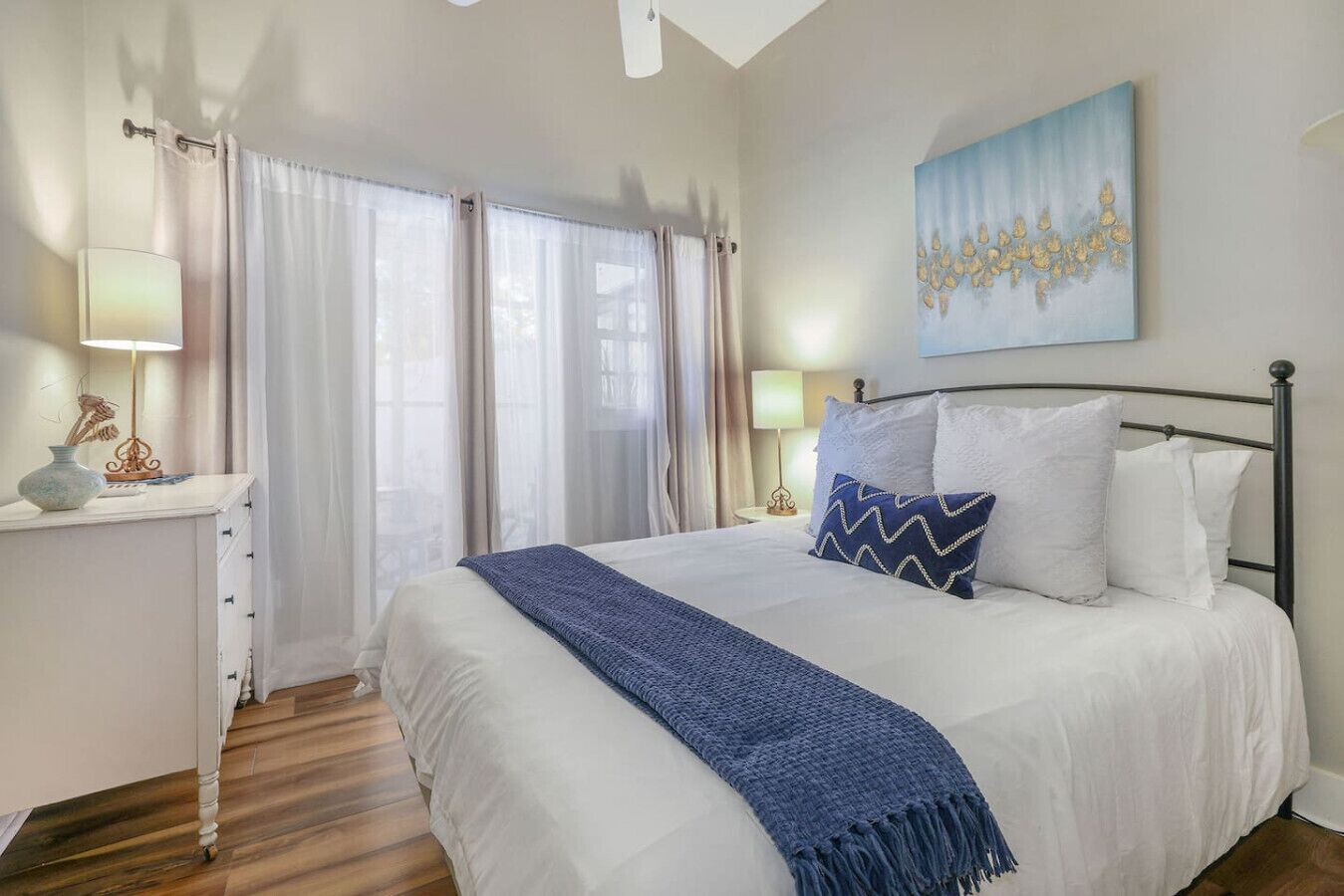 2 makuuhuonetta, työpöytä, silitysrauta/-lauta, vauvan matkasänky