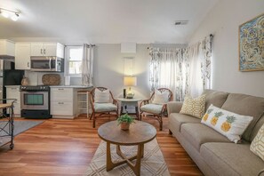 TV - Cozy 2br/1ba Shem Creek Hideaway! (Mount Pleasant)