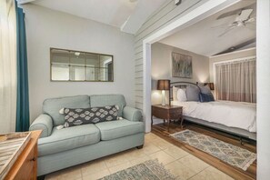 2 slaapkamers, een bureau, een strijkplank/strijkijzer, reisbedje