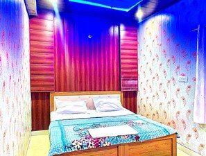 Desk, free WiFi - Yaduvanshi Dham (Mathura)