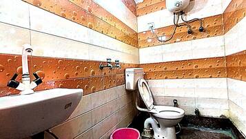 Douche, serviettes fournies, savon, shampoing