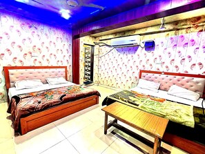 Desk, free WiFi - Yaduvanshi Dham (Mathura)
