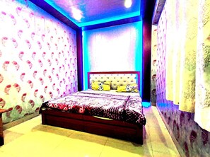 Desk, free WiFi - Yaduvanshi Dham (Mathura)