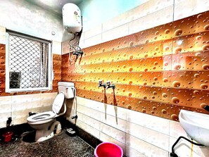 Shower, towels, soap, shampoo - Yaduvanshi Dham (Mathura)