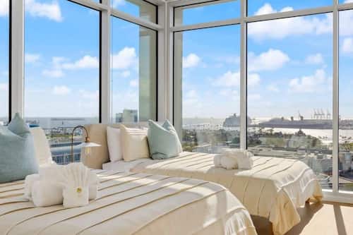 Grand appartement, uitzicht op zee, aan het strand (2 Bedrooms) | 2 slaapkamers, een bureau, een laptopwerkplek