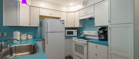 Kylskåp, mikrovågsugn, ugn och spishäll