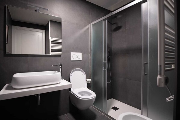 Shower, hair dryer, bidet, towels - Labicant vacation home Rome (Roma)