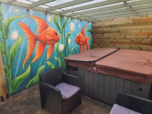 Cottage | Indoor spa tub