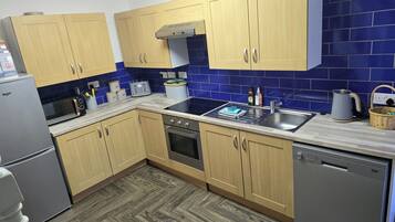 Cottage | Private kitchen | Fridge, microwave, oven, stovetop