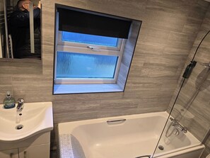 Cottage | Badkamer | Een bad/douchecombinatie, een diep bad, gratis toiletartikelen