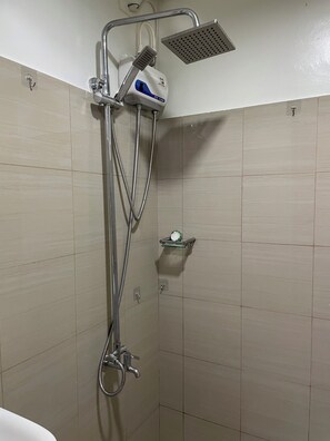 Chuveiro, secador de cabelo, bidê, toalhas de banho
