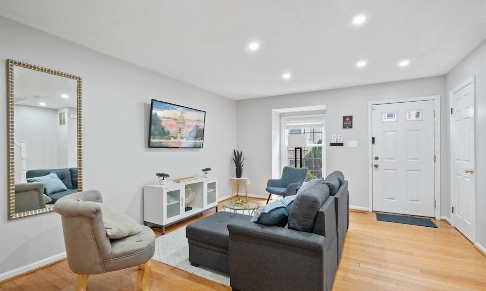 Modern Luxury | Dc | Free Parking - Burke, VA