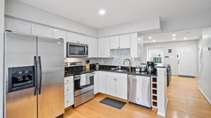 Coffee/tea maker, fridge, microwave, oven - Modern Luxury | DC | Free Parking (Arlington)