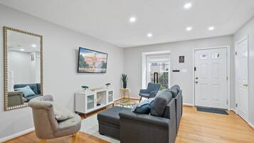 Een televisie en een open haard