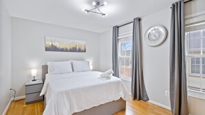 3 bedrooms, iron/ironing board, travel crib, WiFi (free) - Modern Luxury | DC | Free Parking (Arlington)