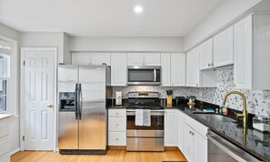 Refrigerador, microondas, horno y parrilla de estufa 