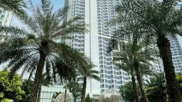 Una piscina cubierta, 2 piscinas al aire libre