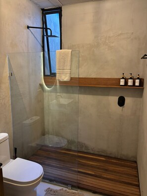 Een douche, een haardroger, handdoeken