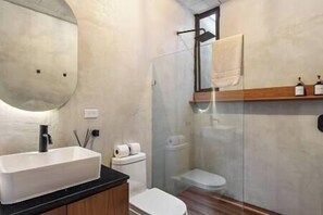 Douche, séchoir à cheveux, serviettes fournies