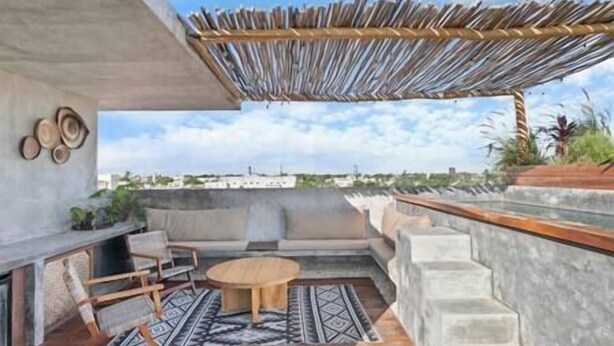 A rooftop terrace with a seating area, a round table, and a pergola. - #NEW*Down Town Loft pool in the heart of Cancun (Cancún)
