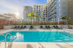 Outdoor pool, sun loungers - @ Marbella Lane - Panoramic Delight Dream Escape! (Long Beach)