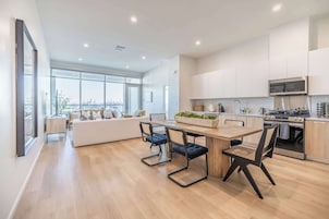 Apartamento, vistas al mar, junto a la playa (1 Bedroom) | Servicio de comidas en la habitación