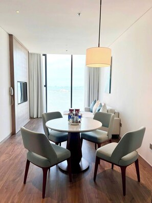 奢華公寓, 海景 | 私人廚房 | 小冰箱、爐台、鍋具/餐盤/廚房用品