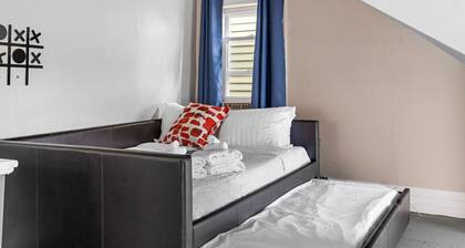 The Ultimate Fan`s Retreat: 5BR near all the Action