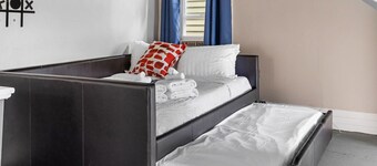 The Ultimate Fan`s Retreat: 5BR near all the Action